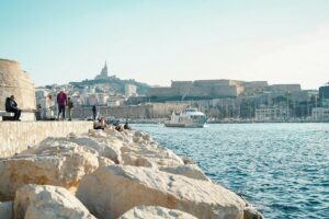 Litige en copropriété suite à un dégât des eaux : Quel avocat sur Marseille ?